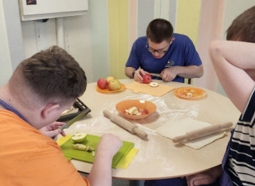 В Москве молодых людей с особенностями развития обучили навыкам ведения быта